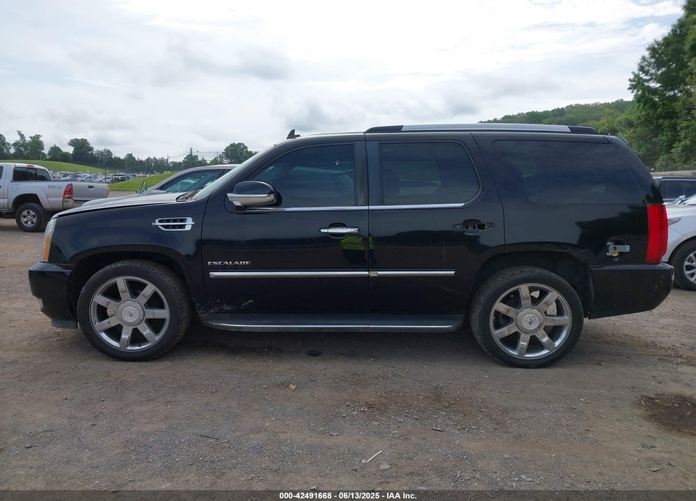 2011 CADILLAC ESCALADE LUXURY VIN: 1GYS4BEF9BR189357