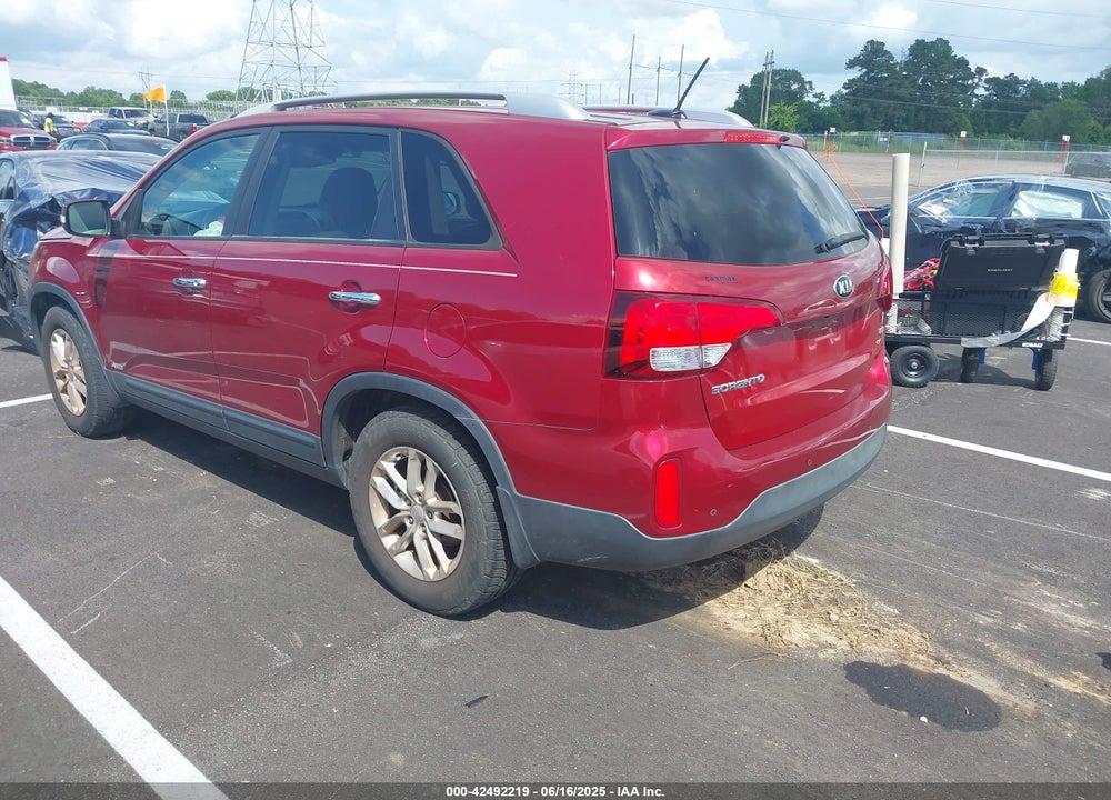 2015 KIA SORENTO LX VIN: 5XYKTCA61FG651628