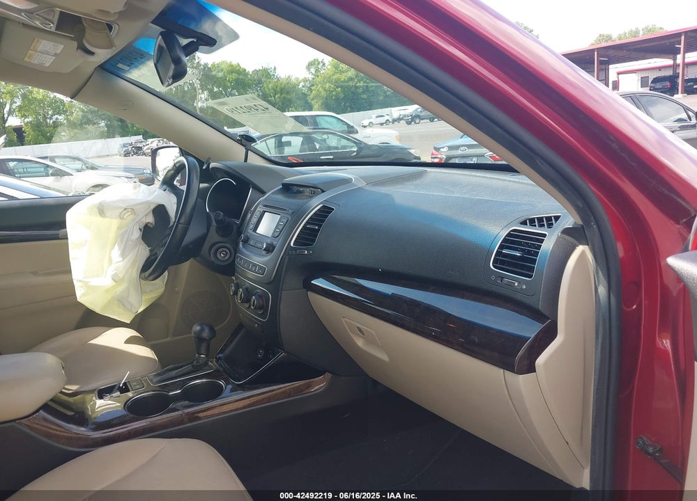 2015 KIA SORENTO LX VIN: 5XYKTCA61FG651628