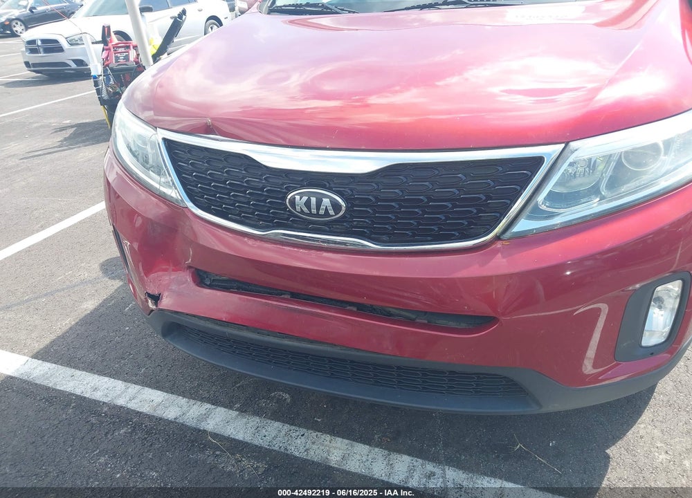 2015 KIA SORENTO LX VIN: 5XYKTCA61FG651628