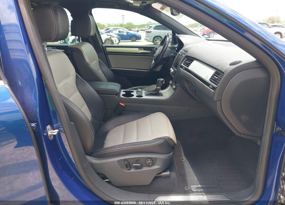 2017 VOLKSWAGEN TOUAREG VIN: WVGRF7BP7HD004054