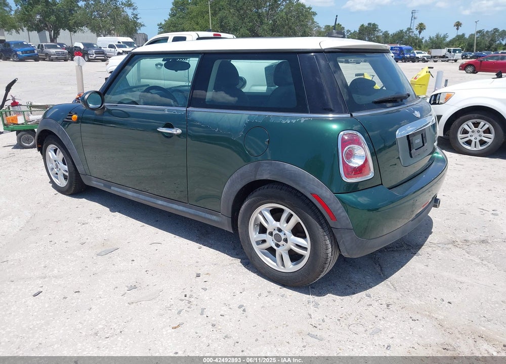2011 MINI COOPER VIN: WMWSU3C57BT093085