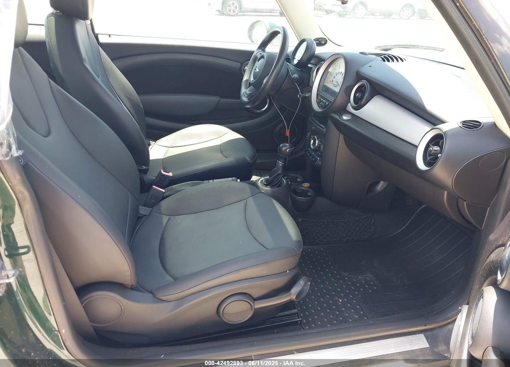 2011 MINI COOPER VIN: WMWSU3C57BT093085