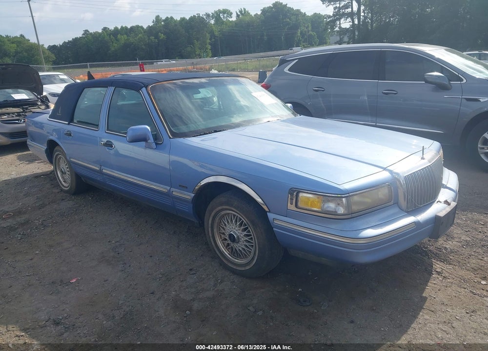 1995 LINCOLN TOWN CAR SIGNATURE/SPINNAKER VIN: 1LNLM82W7SY684577