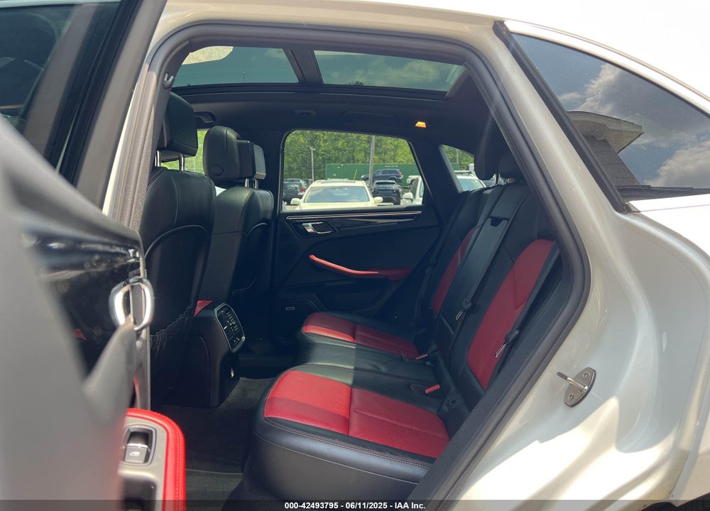 2016 PORSCHE MACAN VIN: WP1AB2A59GLB40365
