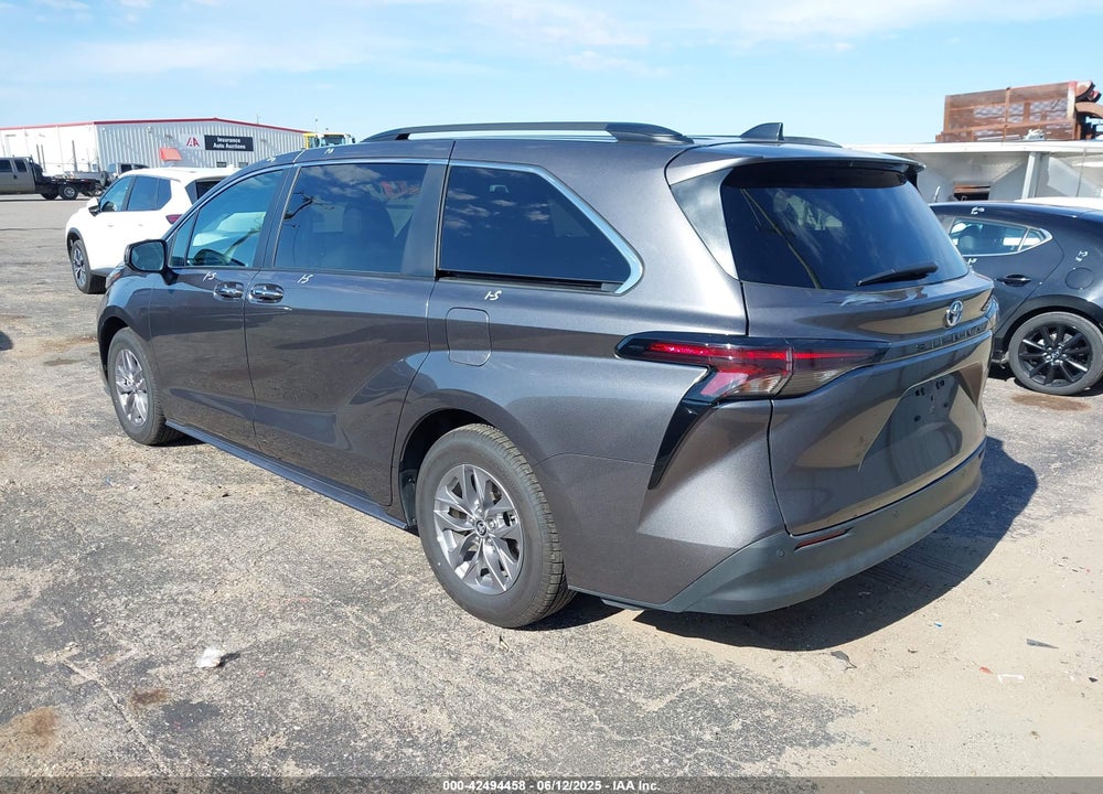 2024 TOYOTA SIENNA XLE VIN: 5TDYRKEC8RS205549