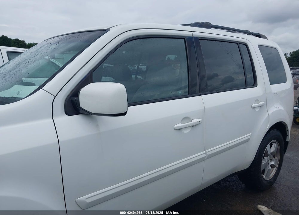2011 HONDA PILOT VIN: 5FNYF4H5XBB057819