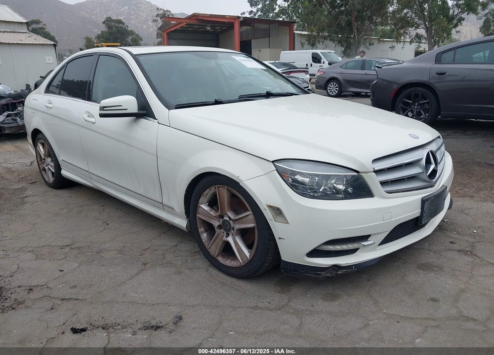2011 MERCEDES-BENZ C 300 LUXURY/SPORT VIN: WDDGF5EB3BR147552