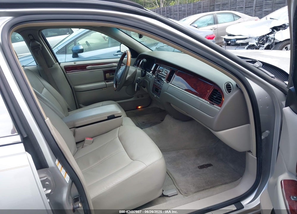 2004 LINCOLN TOWN CAR ULTIMATE VIN: 1LNHM83W94Y609547