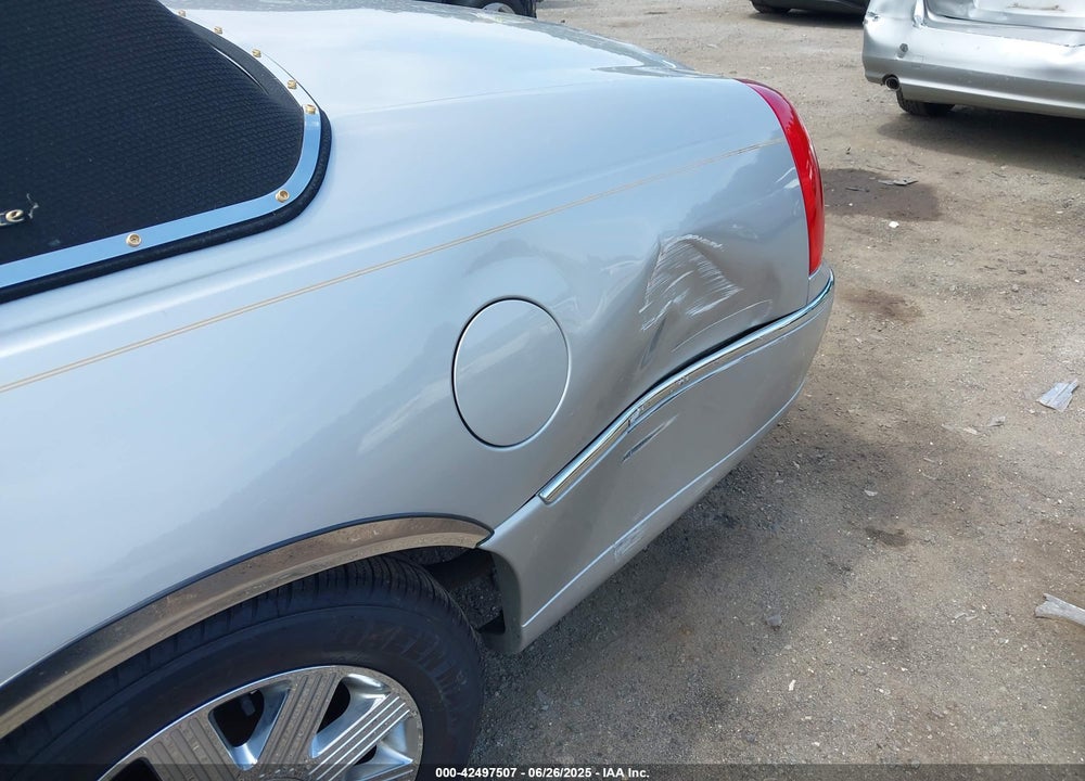 2004 LINCOLN TOWN CAR ULTIMATE VIN: 1LNHM83W94Y609547