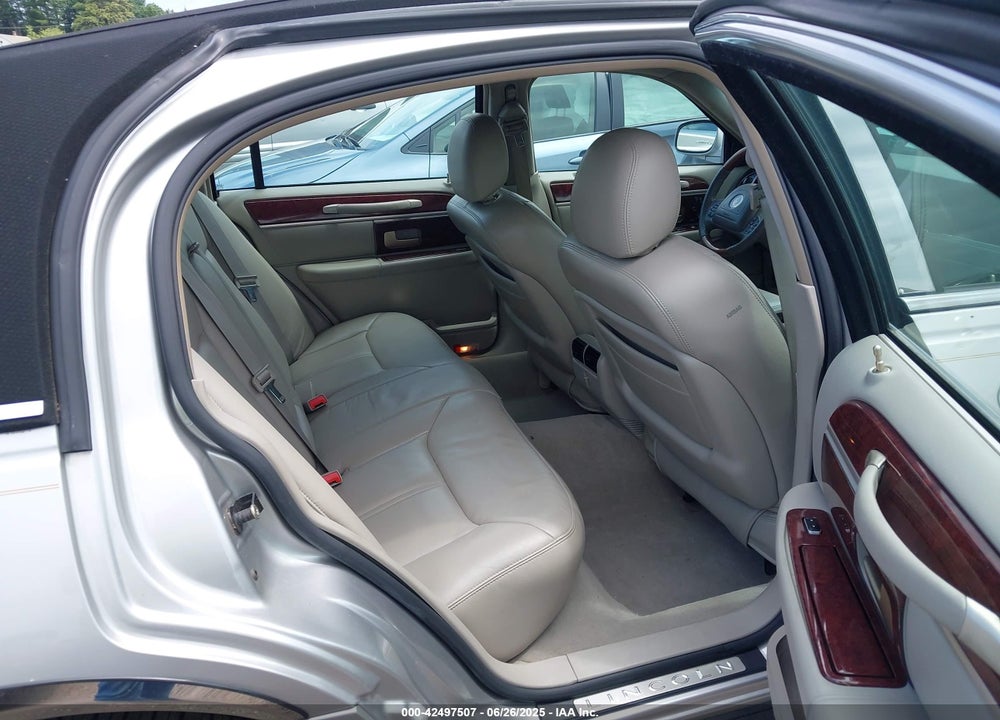 2004 LINCOLN TOWN CAR ULTIMATE VIN: 1LNHM83W94Y609547