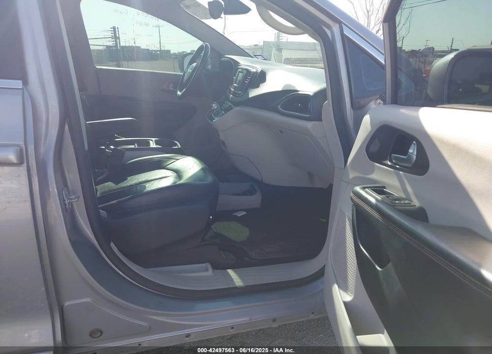 2017 CHRYSLER PACIFICA TOURING L VIN: 2C4RC1BG7HR642618