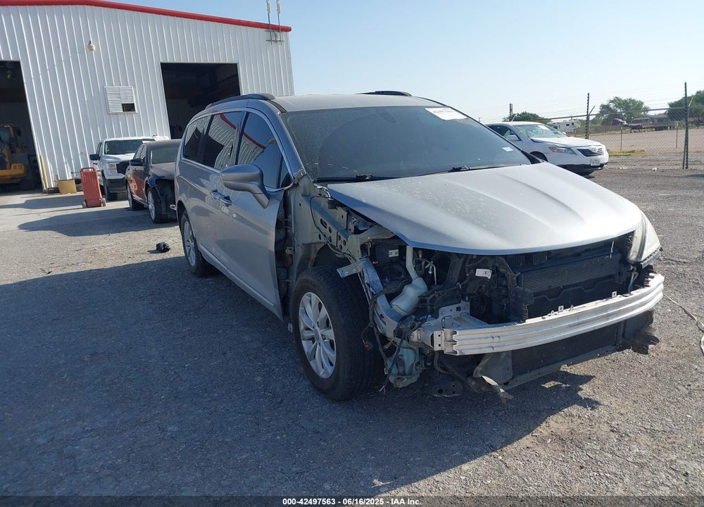 2017 CHRYSLER PACIFICA TOURING L VIN: 2C4RC1BG7HR642618