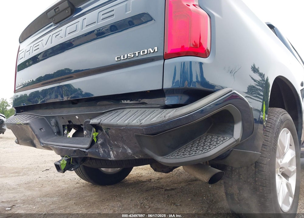 2021 CHEVROLET SILVERADO 1500 4WD SHORT BED CUSTOM VIN: 3GCPYBEK3MG360149