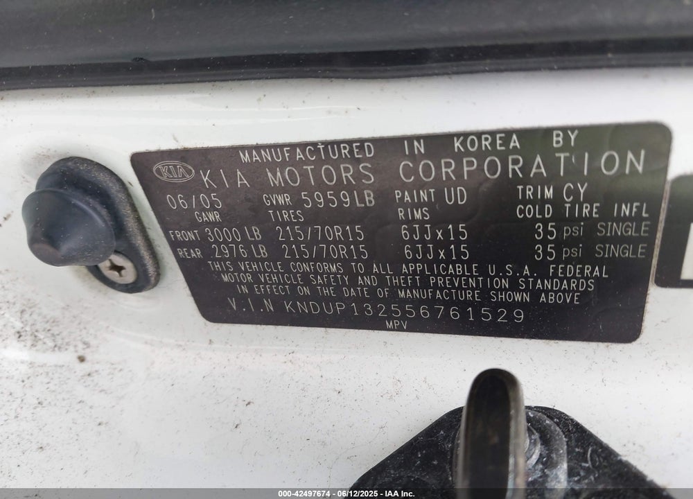 2005 KIA SEDONA VIN: KNDUP132556761529