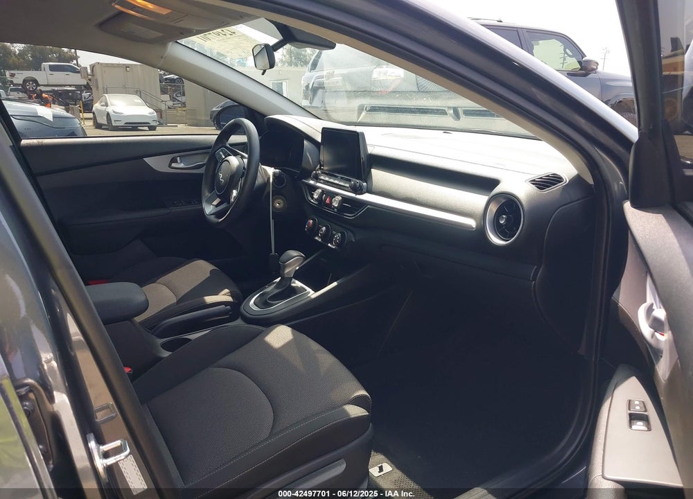 2023 KIA FORTE VIN: 3KPF24AD6PE681585