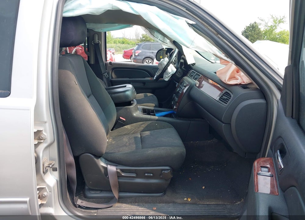 2011 CHEVROLET TAHOE VIN: 1GNSKAE06BR252634