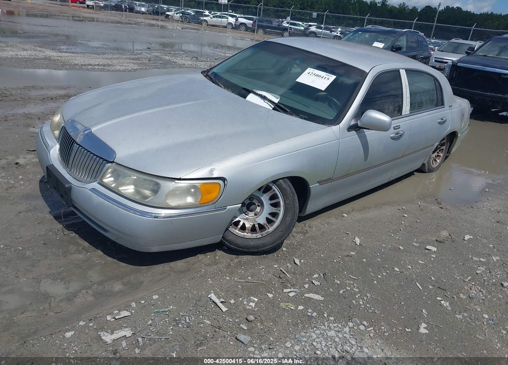 2001 LINCOLN TOWN CAR SIGNATURE VIN: 1LNHM82W81Y648935