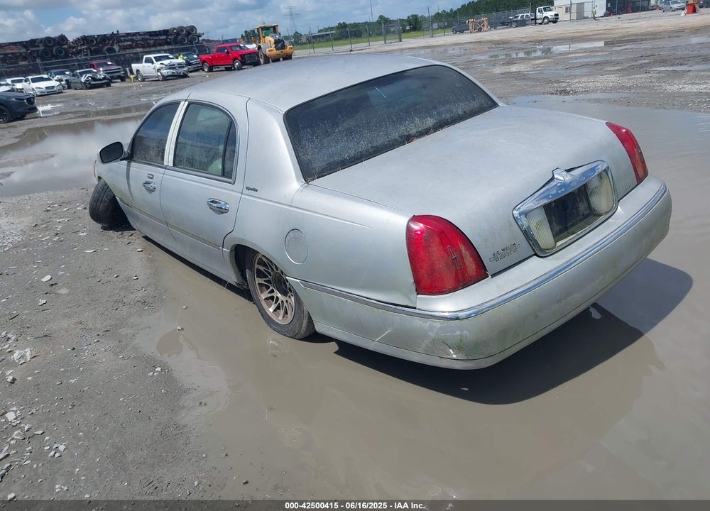 2001 LINCOLN TOWN CAR SIGNATURE VIN: 1LNHM82W81Y648935