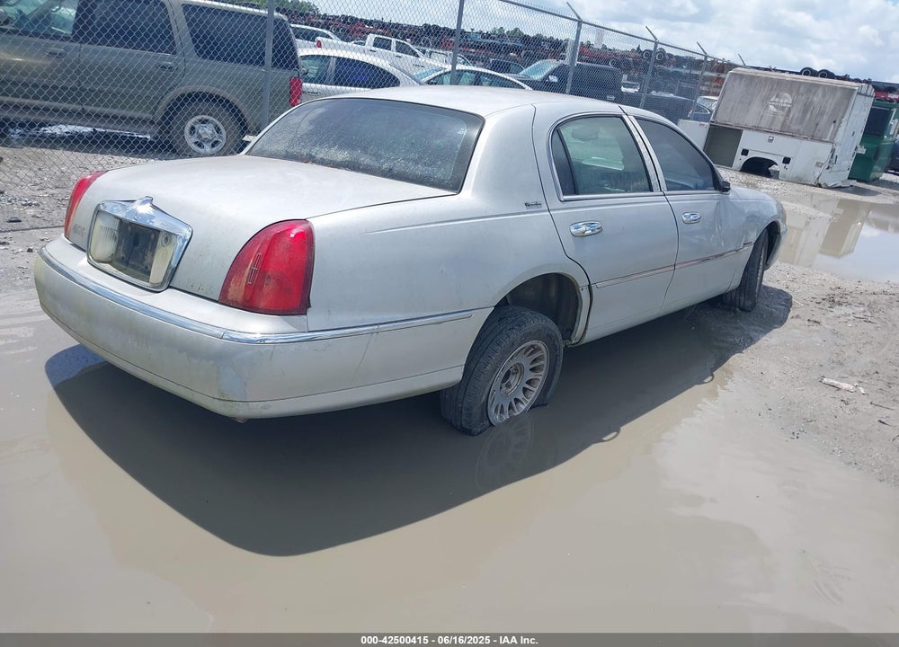 2001 LINCOLN TOWN CAR SIGNATURE VIN: 1LNHM82W81Y648935
