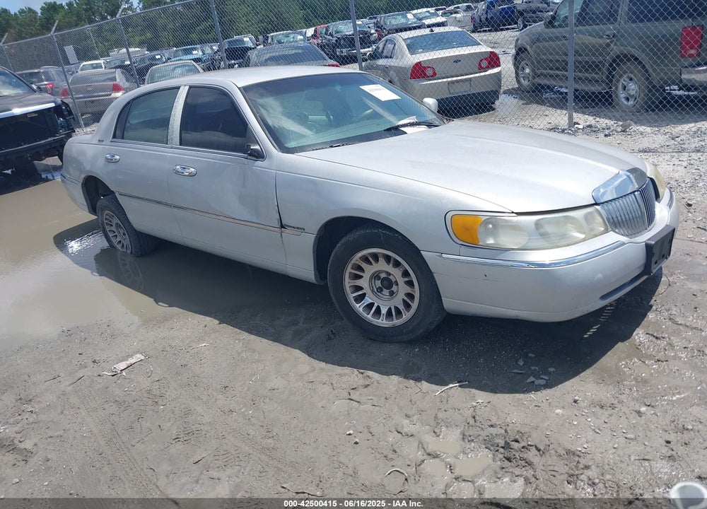 2001 LINCOLN TOWN CAR SIGNATURE VIN: 1LNHM82W81Y648935