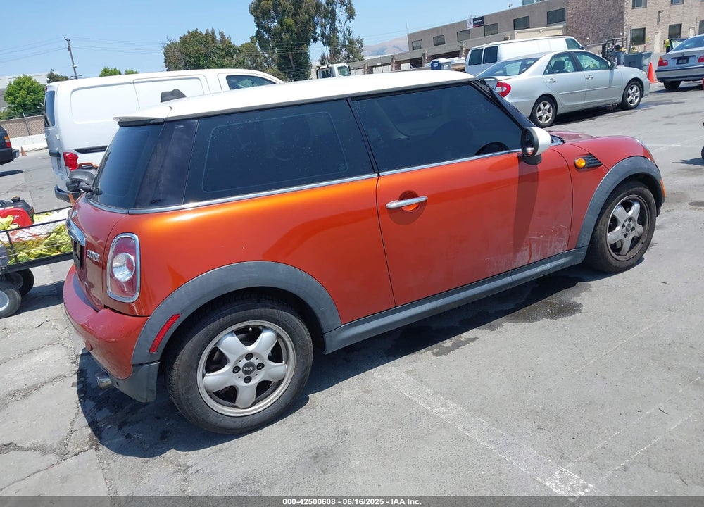 2011 MINI COOPER VIN: WMWSU3C50BT094515