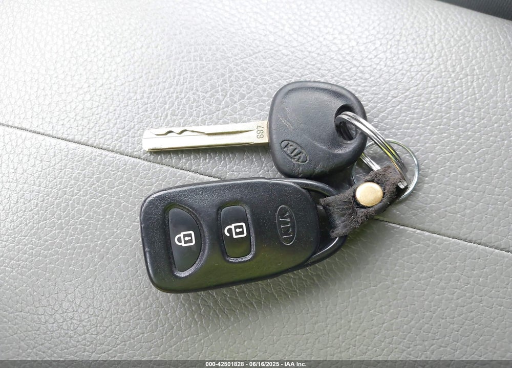 2011 KIA SORENTO VIN: 5XYKTDA22BG061127