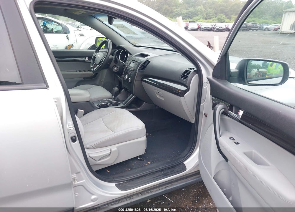 2011 KIA SORENTO VIN: 5XYKTDA22BG061127