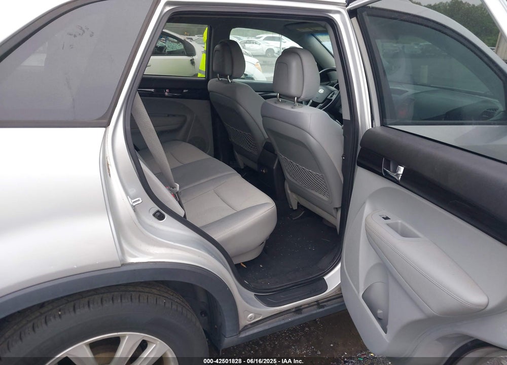2011 KIA SORENTO VIN: 5XYKTDA22BG061127