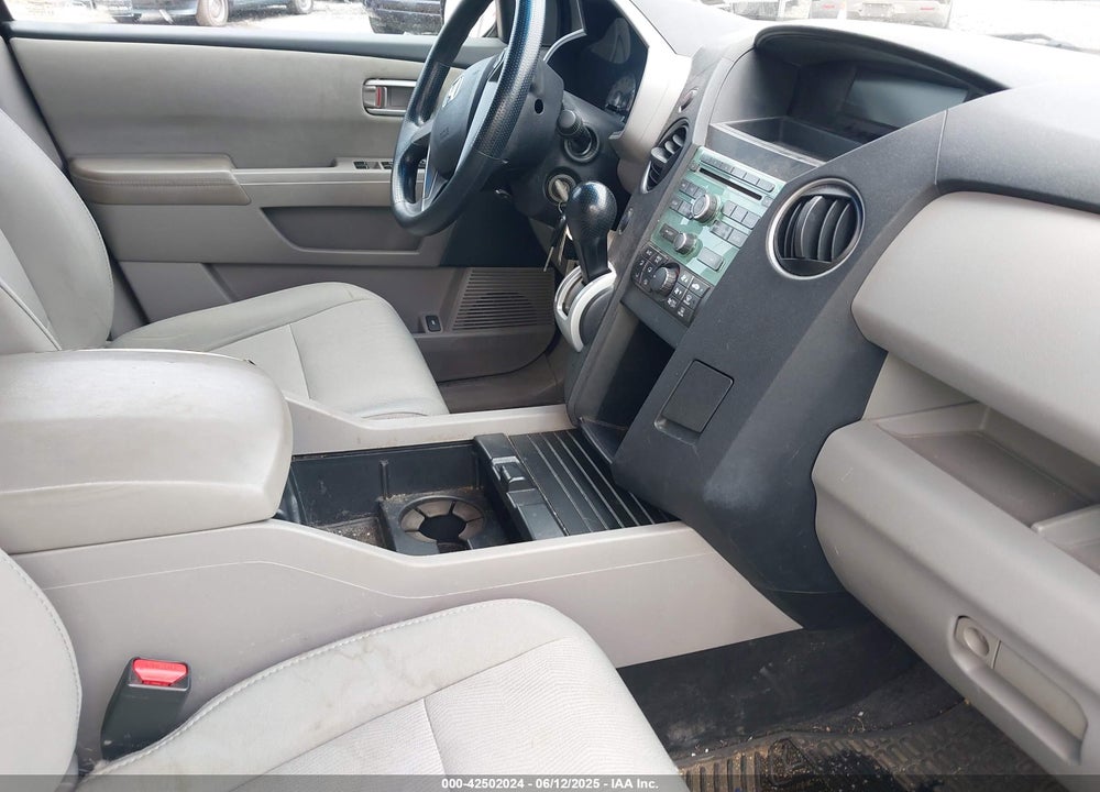 2011 HONDA PILOT LX VIN: 5FNYF4H28BB055962