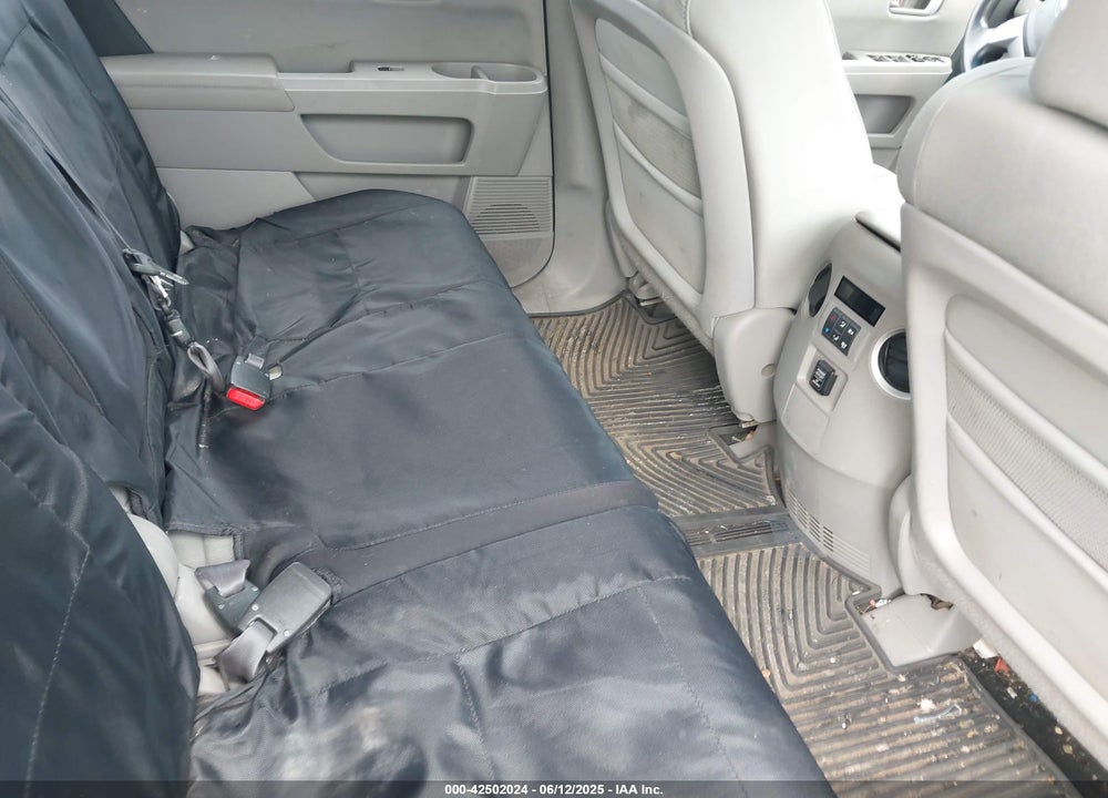 2011 HONDA PILOT LX VIN: 5FNYF4H28BB055962