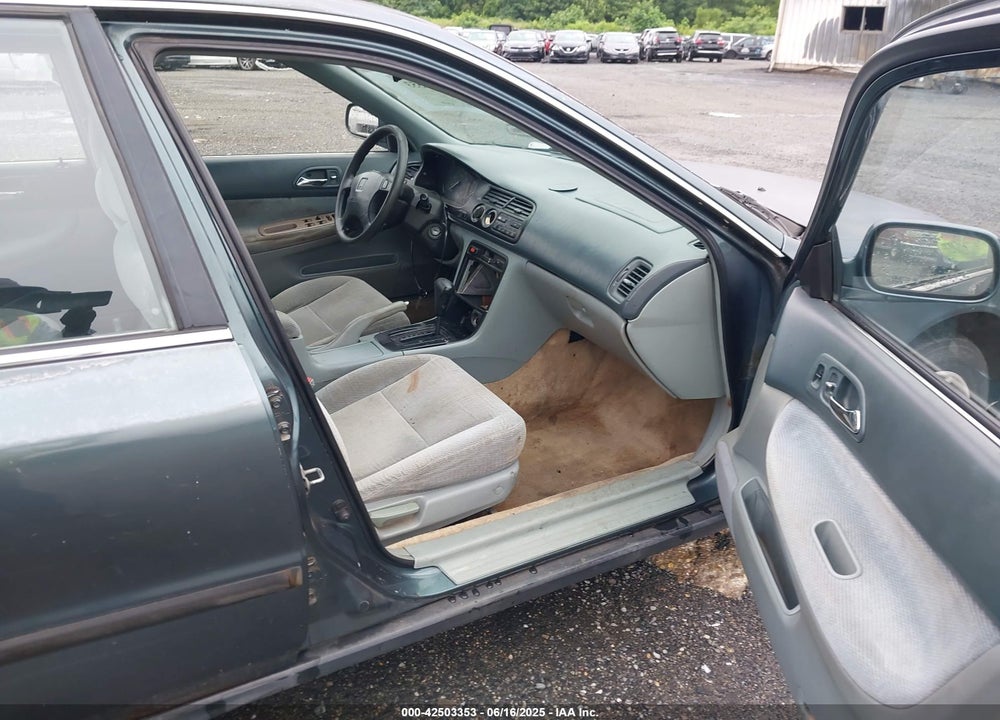 1997 HONDA ACCORD LX VIN: 1HGCD5637VA136418