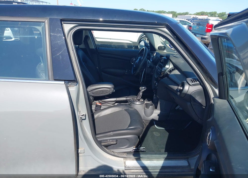 2015 MINI COOPER VIN: WMWXS5C55FT833925