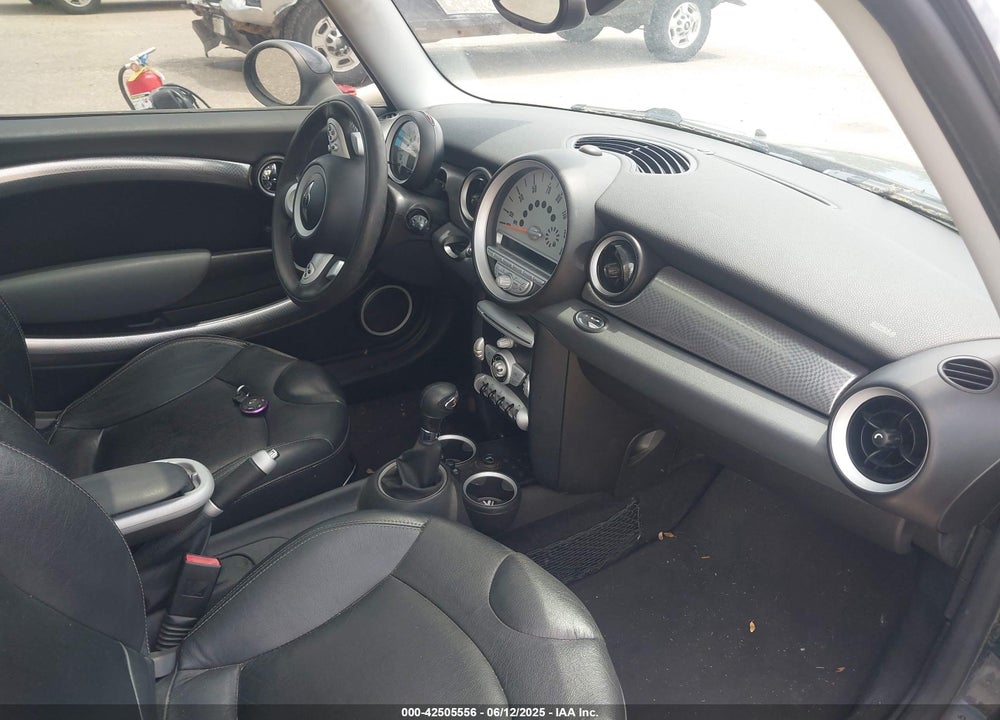 2008 MINI COOPER S VIN: WMWMF73528TV34513