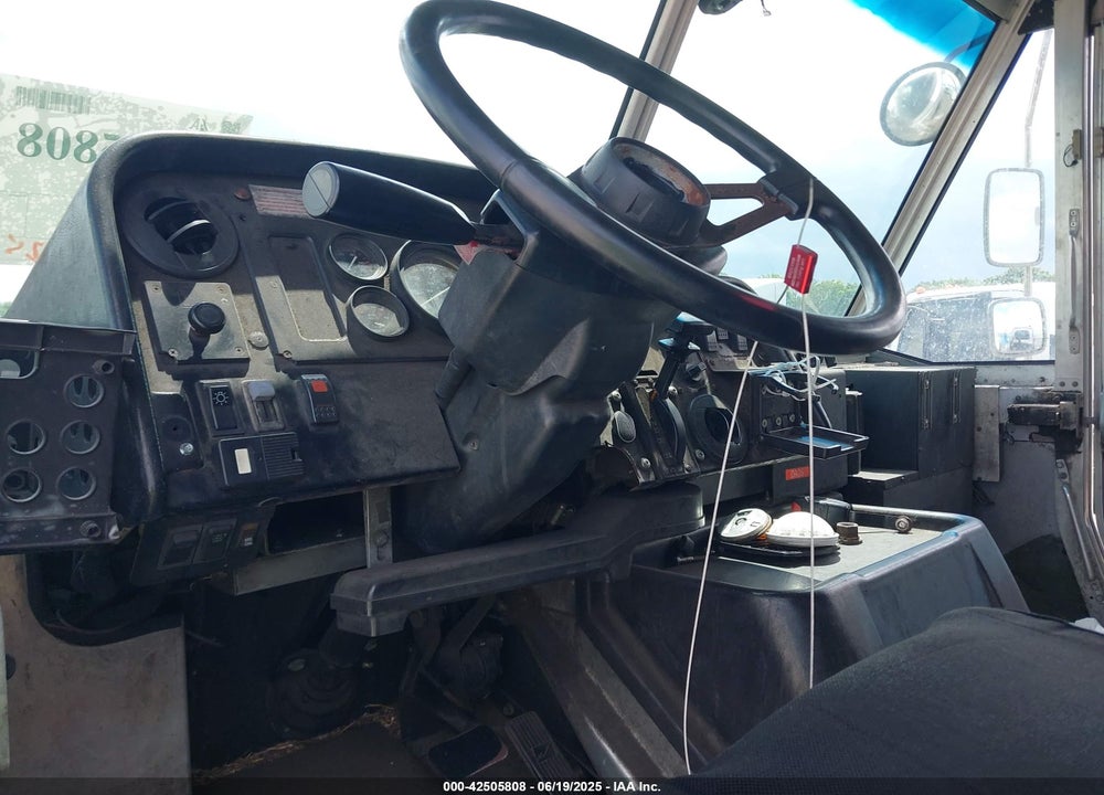 2002 FREIGHTLINER CHASSIS M LINE WALK-IN VAN VIN: 4UZAANBW82CJ99831