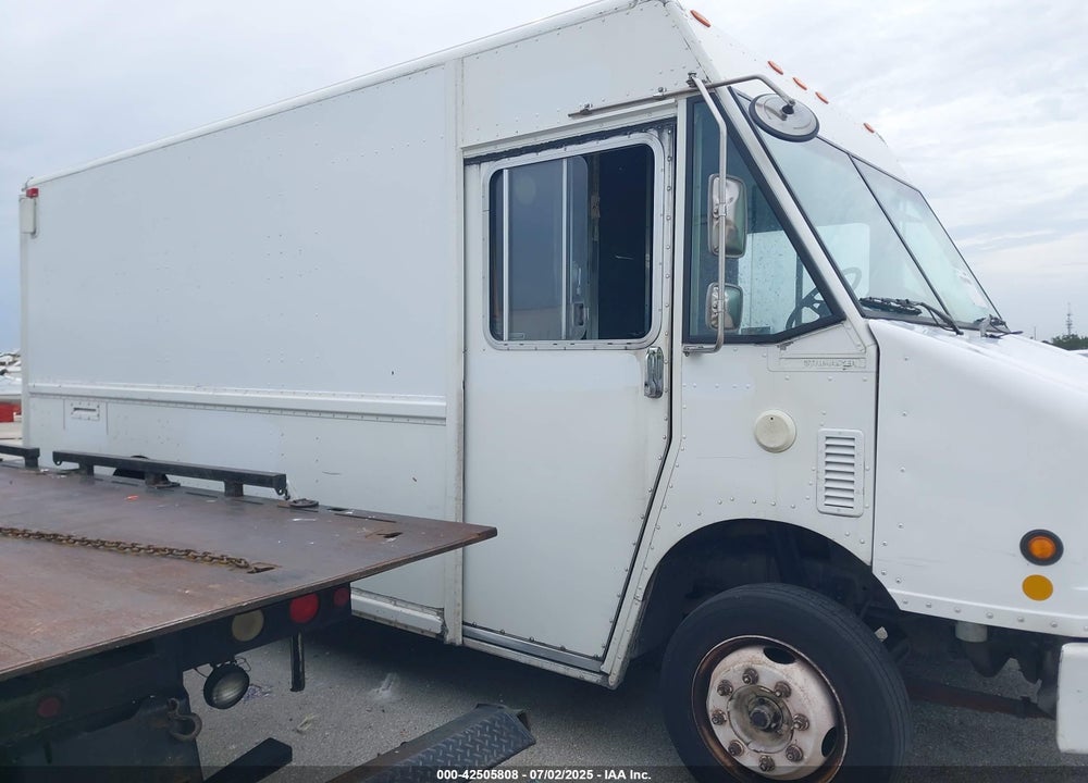 2002 FREIGHTLINER CHASSIS M LINE WALK-IN VAN VIN: 4UZAANBW82CJ99831