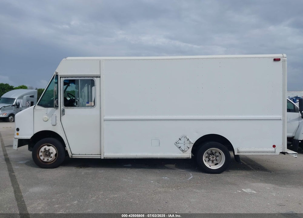 2002 FREIGHTLINER CHASSIS M LINE WALK-IN VAN VIN: 4UZAANBW82CJ99831