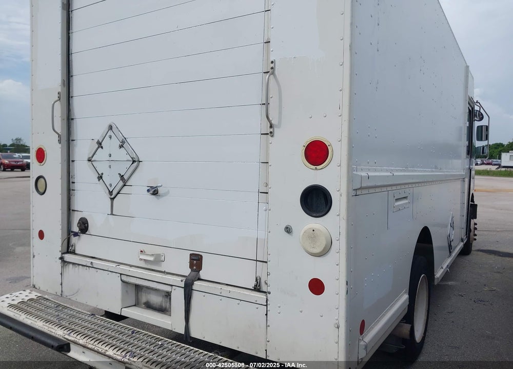 2002 FREIGHTLINER CHASSIS M LINE WALK-IN VAN VIN: 4UZAANBW82CJ99831