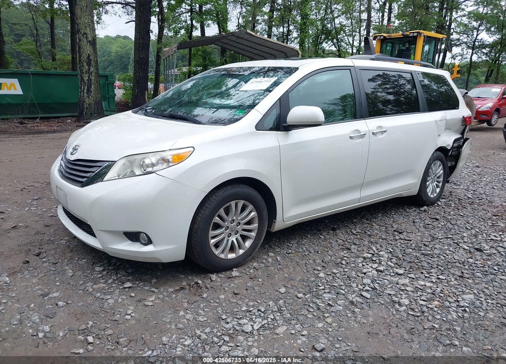 2016 TOYOTA SIENNA XLE 8 PASSENGER VIN: 5TDYK3DC9GS756582