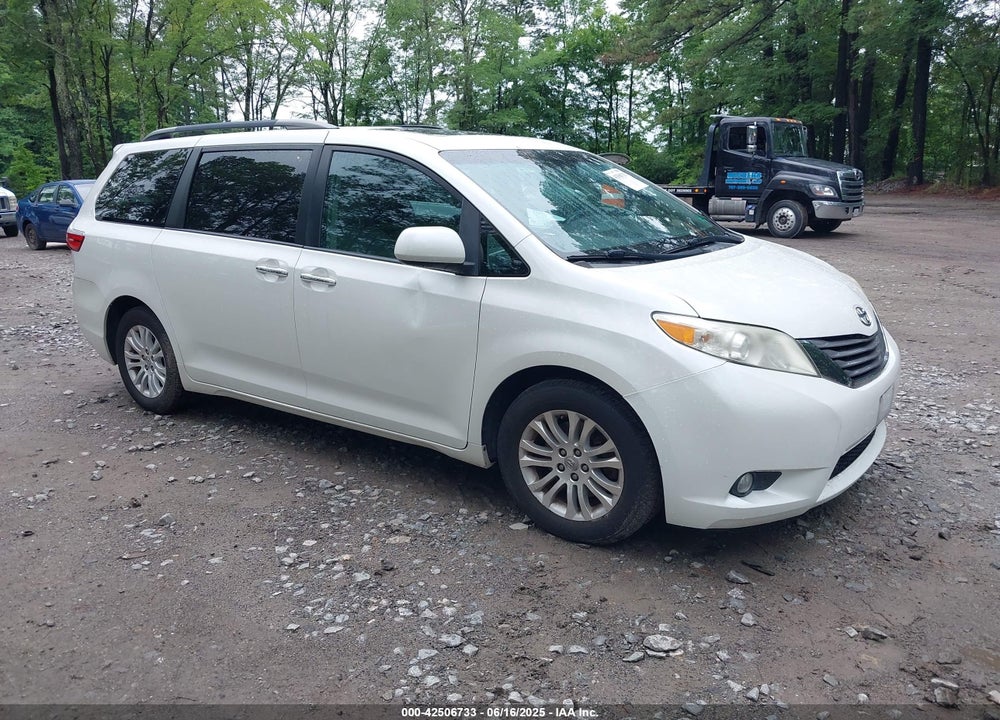 2016 TOYOTA SIENNA XLE 8 PASSENGER VIN: 5TDYK3DC9GS756582