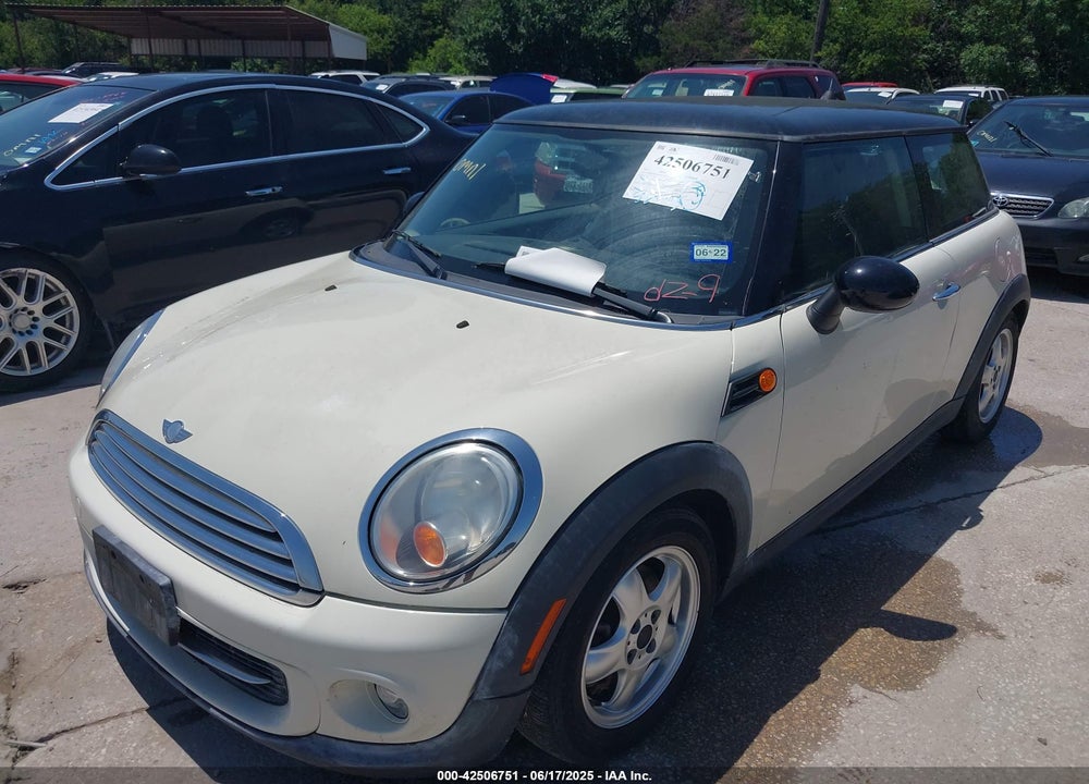 2011 MINI COOPER VIN: WMWSU3C54BT184170