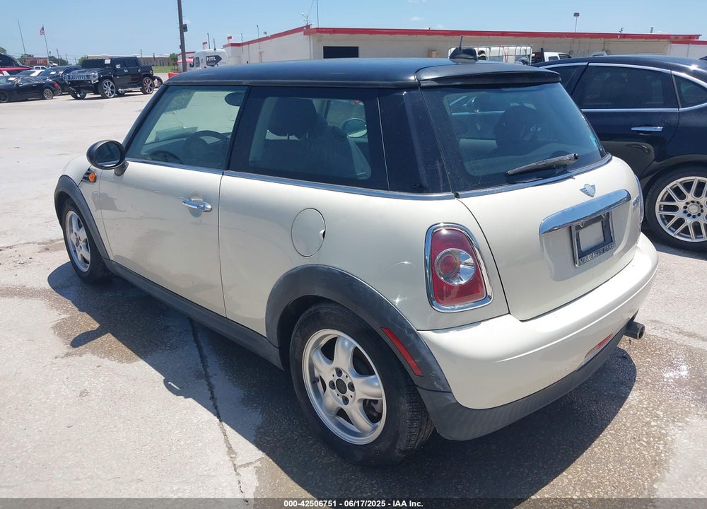 2011 MINI COOPER VIN: WMWSU3C54BT184170