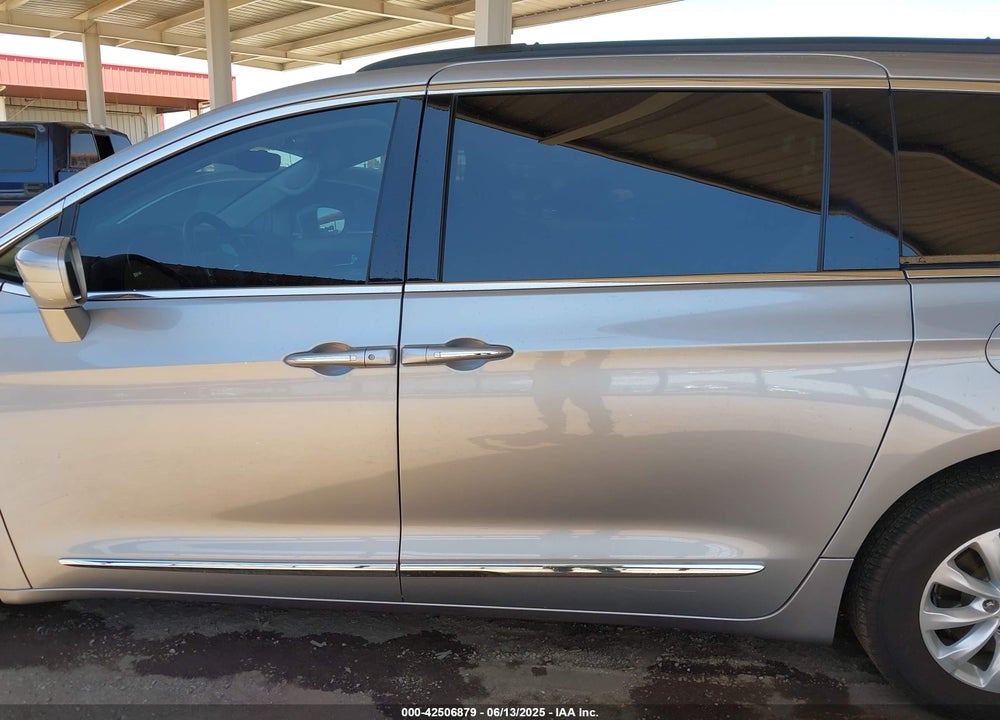 2017 CHRYSLER PACIFICA TOURING L VIN: 2C4RC1BG2HR702336