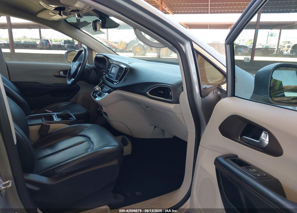 2017 CHRYSLER PACIFICA TOURING L VIN: 2C4RC1BG2HR702336