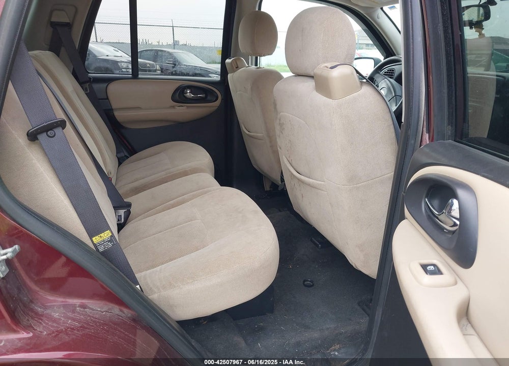 2005 CHEVROLET TRAILBLAZER LS VIN: 1GNDT13S052218597