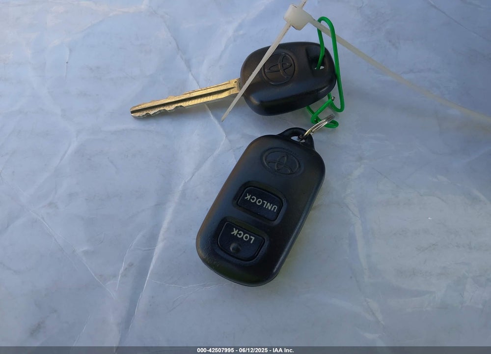 2005 TOYOTA COROLLA LE VIN: 1NXBR32E55Z377685