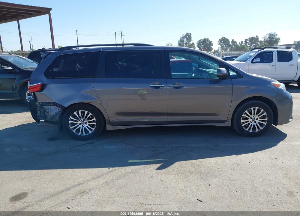2018 TOYOTA SIENNA XLE 8 PASSENGER VIN: 5TDYZ3DC9JS910954