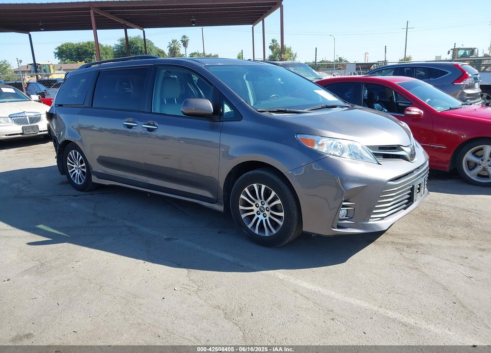2018 TOYOTA SIENNA XLE 8 PASSENGER VIN: 5TDYZ3DC9JS910954