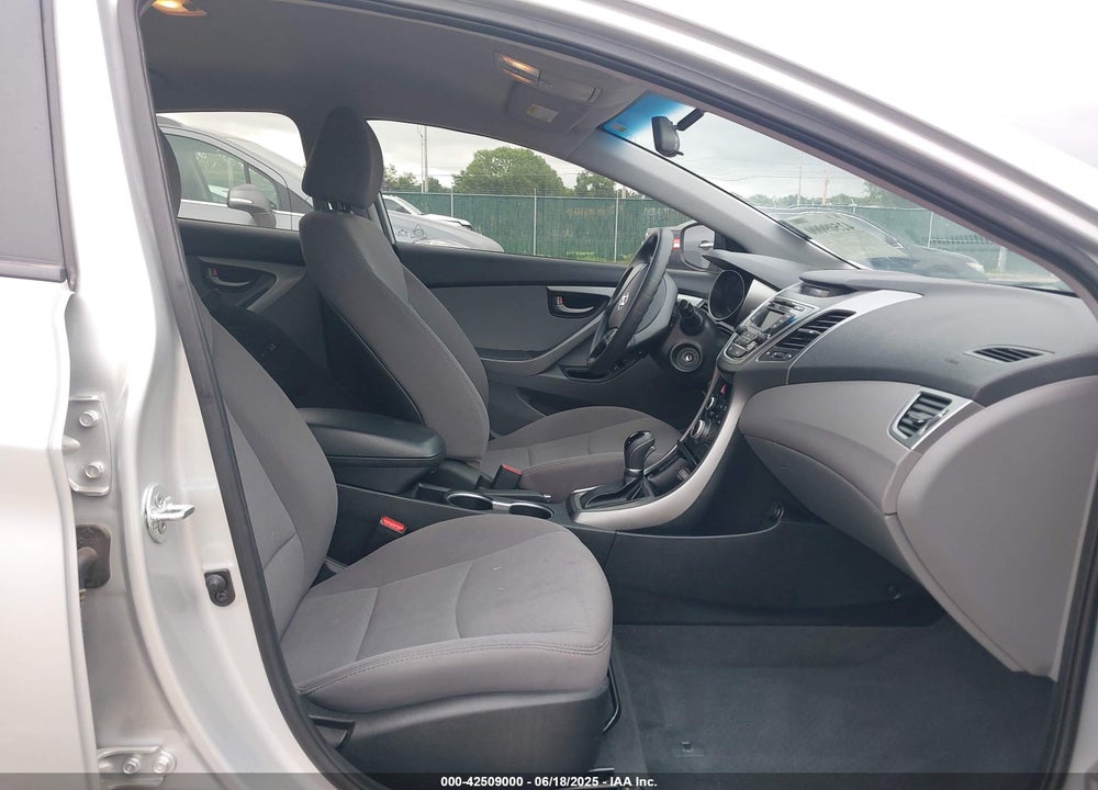 2016 HYUNDAI ELANTRA VIN: 5NPDH4AE9GH684149