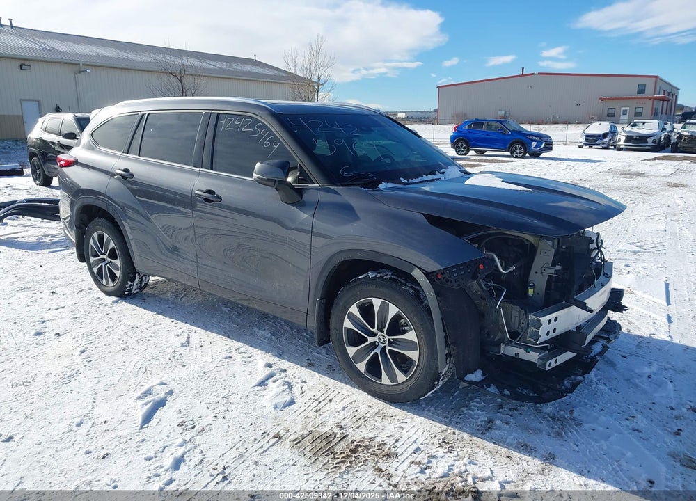 2021 TOYOTA HIGHLANDER XLE VIN: 5TDHZRBH8MS556446
